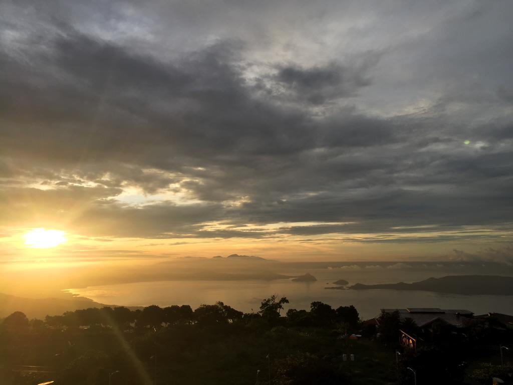 Ron'S Condo Overlooking The Lake Tagaytay City Exteriör bild